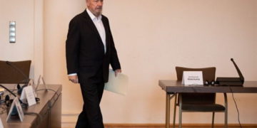 El sobreviviente del Holocausto Peter Loth de Florida entra en Hamburgo, Alemania