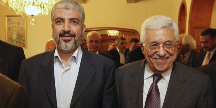 El líder de Hamas, Khaled Mashaal, a la izquierda, con el presidente de la Autoridad Palestina, Mahmoud Abbas. (AP)