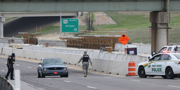 Un oficial de policía militar detiene un automóvil en Fort Hood, Texas, después de un tiroteo en la base del Ejército, 2 de abril de 2014. (AP / Austin American-Statesman / Deborah Cannon)