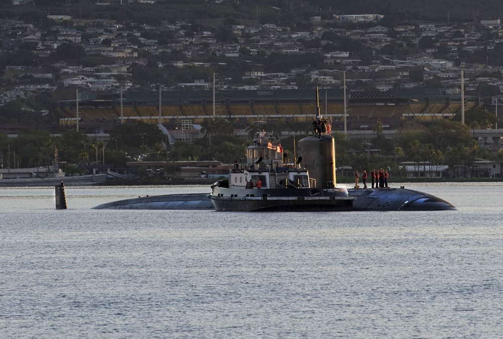 Submarino de ataque de la Marina de los EE. UU. USS Jefferson City sale de Pearl Harbor