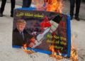 Los palestinos protestan contra el llamado Acuerdo del siglo del presidente de los Estados Unidos, Donald Trump, en la ciudad cisjordana de Hebrón, el 22 de febrero de 2019. (Wisam Hashlamoun / Flash90)