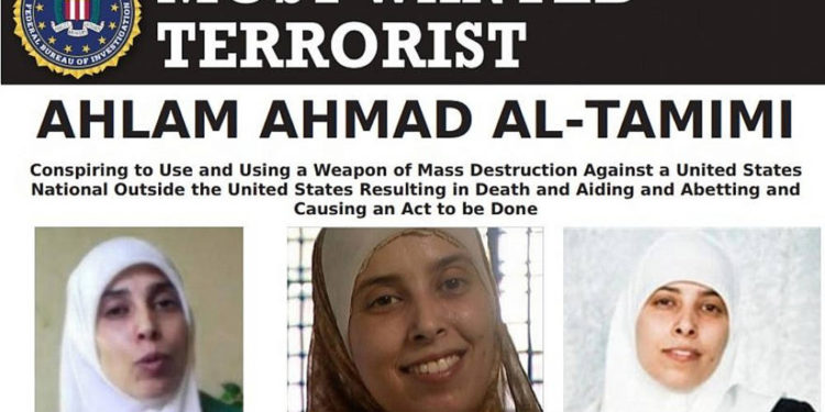 Cartel del "terrorista más buscado" del FBI para la terrorista palestino Ahlam Ahmad al-Tamimi, una de las autoras intelectuales del atentado del 9 de agosto de 2001 en la pizzería Sbarro en Jerusalem. Crédito: FBI.