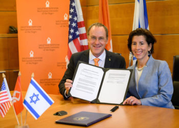 La gobernadora de Rhode Island, Gina Raimondo, firma un memorando de entendimiento entre la Universidad Ben-Gurion del Negev y el estado de Rhode Island. (cortesía de la Universidad Ben Gurion)