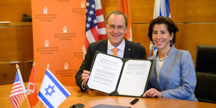 La gobernadora de Rhode Island, Gina Raimondo, firma un memorando de entendimiento entre la Universidad Ben-Gurion del Negev y el estado de Rhode Island. (cortesía de la Universidad Ben Gurion)