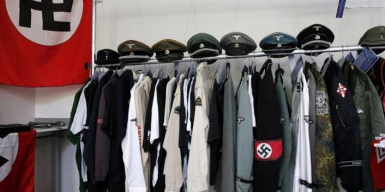 Uniformes nazis y una bandera de la esvástica que fueron confiscados por la policía de Berlín durante las redadas contra los neonazis alemanes (crédito de la foto: REUTERS)