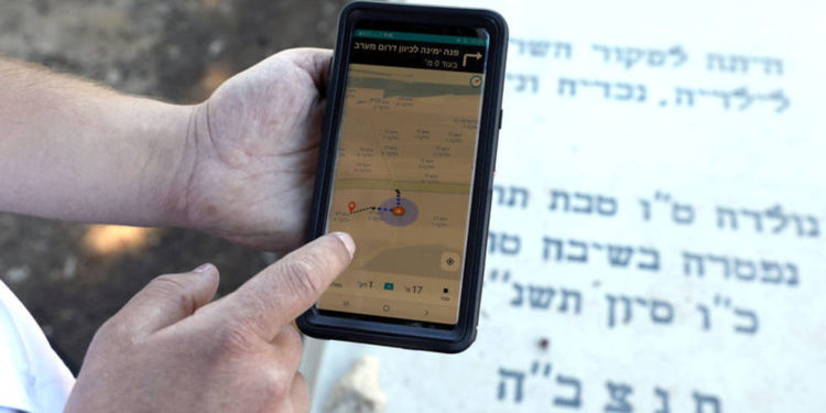 Un hombre demuestra cómo usar "Gravez" en el cementerio de Givat Shaul en Jerusalem | Foto: Reuters / Ammar Awad