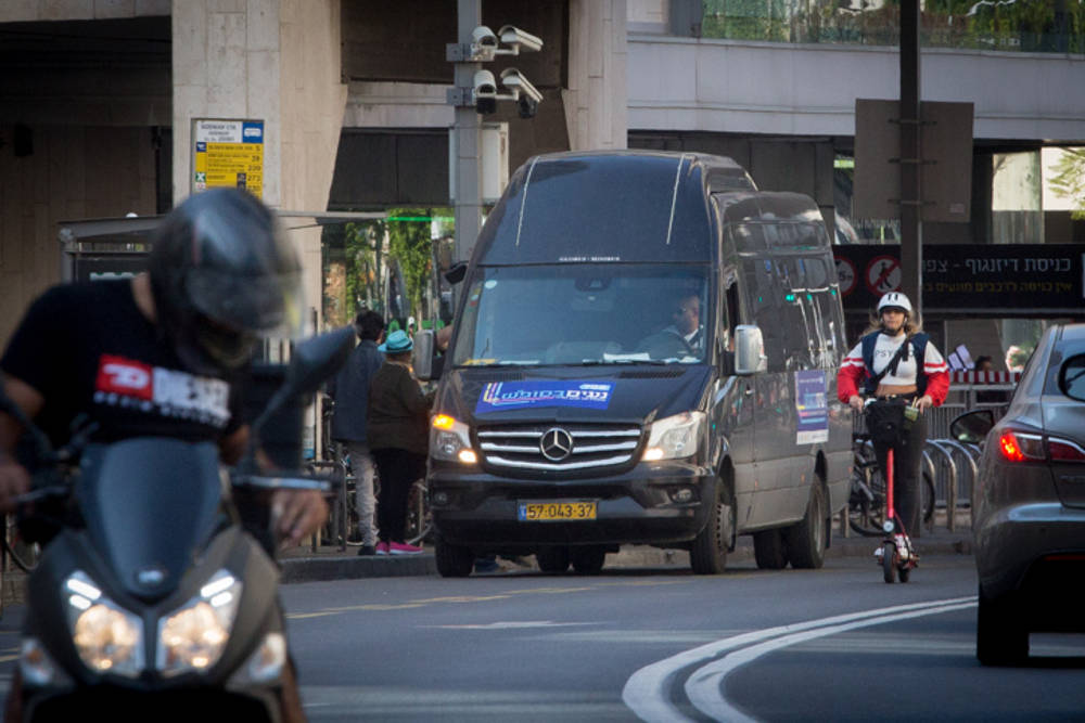 Los nuevos autobuses de transporte público que circulan en Shabat, vistos conduciendo en Tel Aviv. 23 de noviembre de 2019. (Miriam Alster / FLASH90)