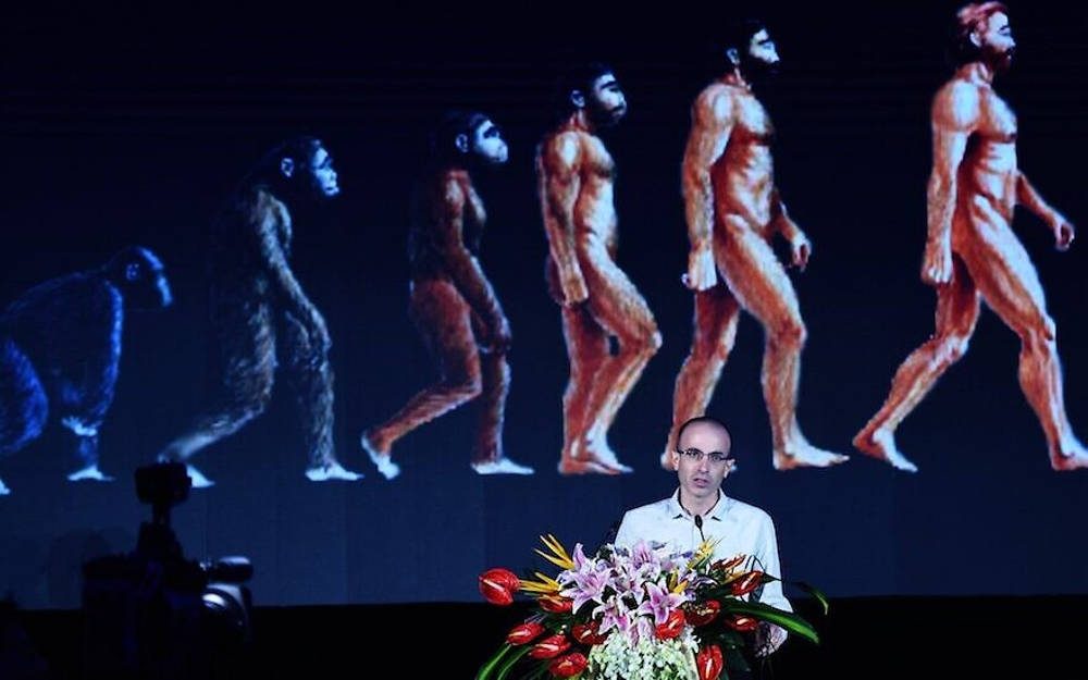 El historiador israelí Yuval Noah Harari dando una conferencia en el Foro Cumbre Global de Inteligencia Artificial en Hangzhou, China, el 9 de julio de 2017. (VCG / VCG a través de Getty Images, a través de JTA)