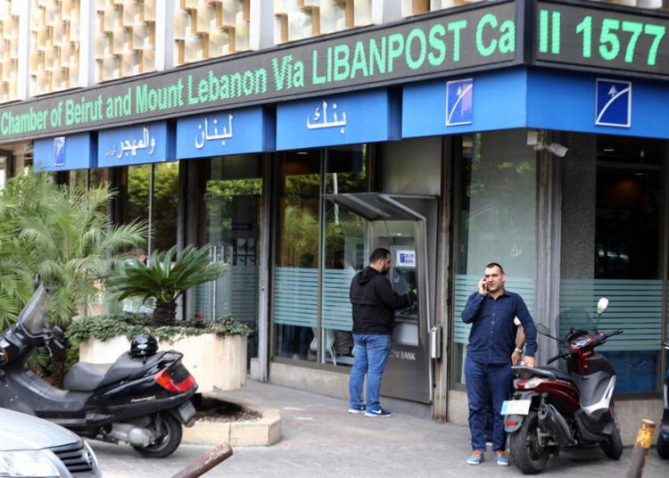 Un hombre retira dinero del cajero automático a la entrada de un banco en Beirut el 1 de noviembre de 2019 (JOSEPH EID / AFP)