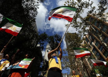 Los partidarios del cambio de régimen en Irán se manifiestan frente a la sede de las Naciones Unidas el primer día del debate general en la Asamblea General de la ONU, el 24 de septiembre de 2019, en Nueva York. (Foto AP / Jason DeCrow)