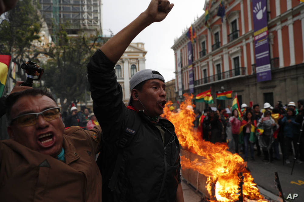 Los opositores del presidente de Bolivia, Evo Morales, celebran después de anunciar su renuncia en La Paz, Bolivia, el 10 de noviembre de 2019.