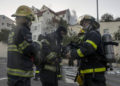 Bomberos palestinos de la ciudad cisjordana de Jenin llegan para ayudar a extinguir un incendio en la ciudad norteña israelí de Haifa después de un incendio forestal, el 25 de noviembre de 2016. (AFP / JACK GUEZ)