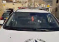 Se observan agujeros de bala en el parabrisas de un automóvil policial después de que se disparó en la ciudad norteña de Deir al-Asad el 23 de noviembre de 2019. (Captura de pantalla: Twitter)