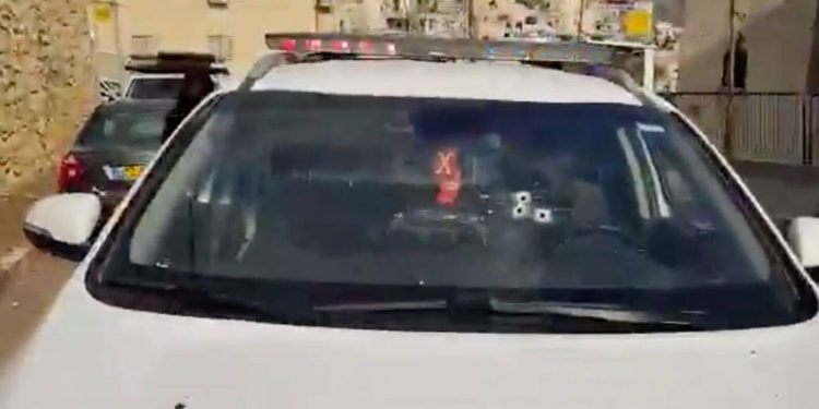Se observan agujeros de bala en el parabrisas de un automóvil policial después de que se disparó en la ciudad norteña de Deir al-Asad el 23 de noviembre de 2019. (Captura de pantalla: Twitter)
