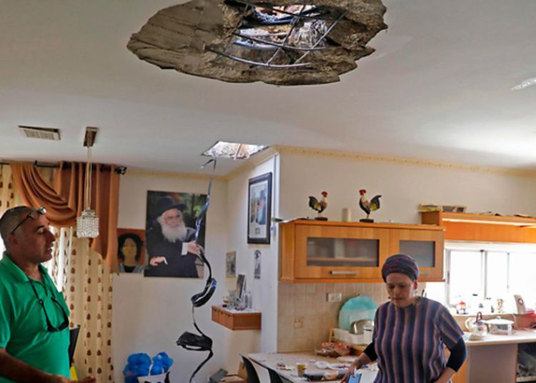 La casa de la familia Hadad sufrió un impacto directo de un cohete disparado desde Gaza (Foto: AFP)