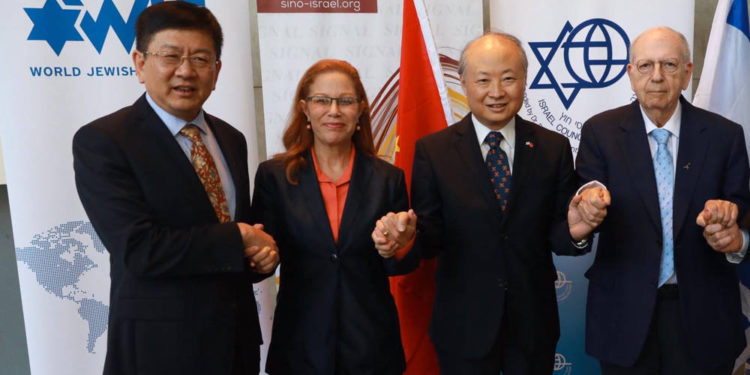 De izquierda a derecha: el presidente de la Universidad China de Asuntos Exteriores de China y el canciller de la Academia Diplomática de China, Xu Jian, la directora ejecutiva de SIGNAL, Carice Witte, el embajador de China, Zhan Yongxin, y el ex director del Mossad, Efraim Halevy, en la Conferencia de Política SIGNAL-ICFR / WJC de 2019 en la Instituto de la Fuerza Aérea de Israel, Herzliya | Foto: Gilad Kavalerchik