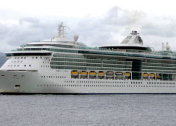 El crucero Royal Caribbean Jewel of the Seas girando en el Firth of Clyde después de salir de Clydeport Ocean Terminal, Greenock, Escocia. (Dave Souza en Wikipedia / CC BY-SA)