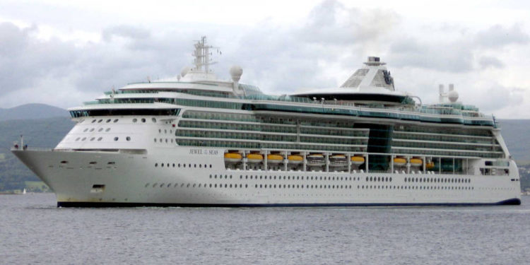 El crucero Royal Caribbean Jewel of the Seas girando en el Firth of Clyde después de salir de Clydeport Ocean Terminal, Greenock, Escocia. (Dave Souza en Wikipedia / CC BY-SA)