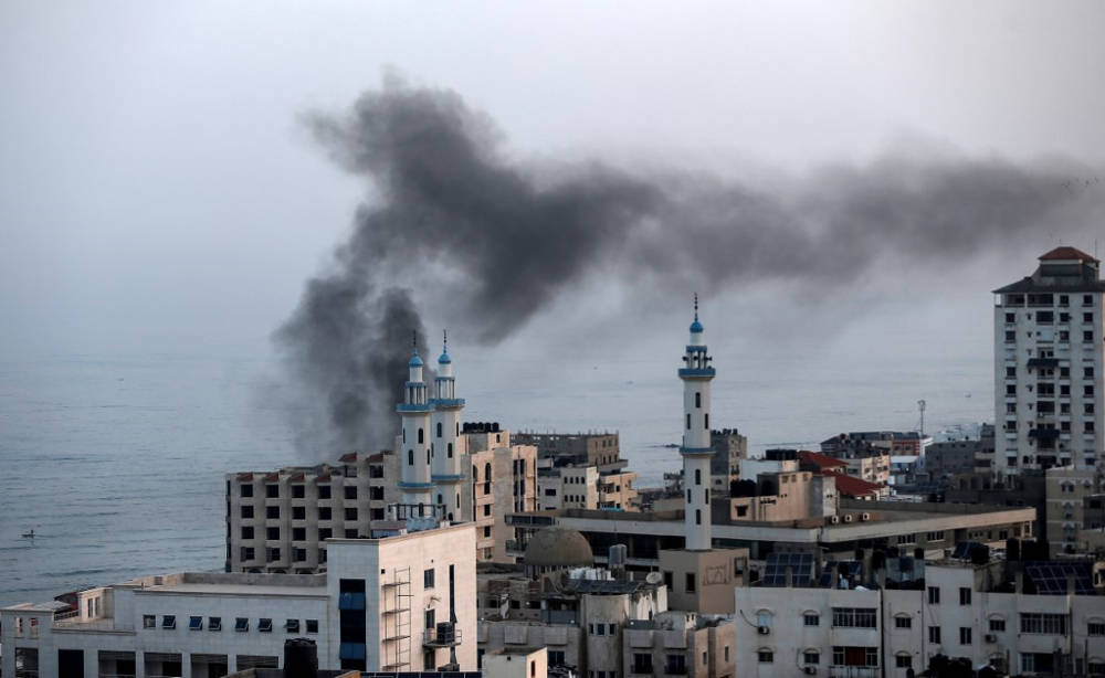 El humo se eleva después de un ataque aéreo israelí en la ciudad de Gaza el 13 de noviembre de 2019. (MAHMUD HAMS / AFP)