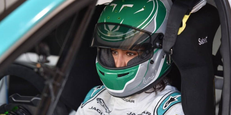 Reema al-Juffali, la primera mujer piloto de carreras de Arabia Saudita, aparece en el interior de su automóvil durante una entrevista con AFP en el distrito de Diriyah en Riad el 20 de noviembre de 2019. (Fayez Nureldine / AFP)