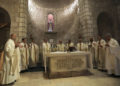 Los clérigos cristianos rezan junto a una reliquia de madera que se cree proviene del pesebre de Jesús en la iglesia de Notre Dame en Jerusalén, el viernes 29 de noviembre de 2019 (AP Photo / Mahmoud Illean)