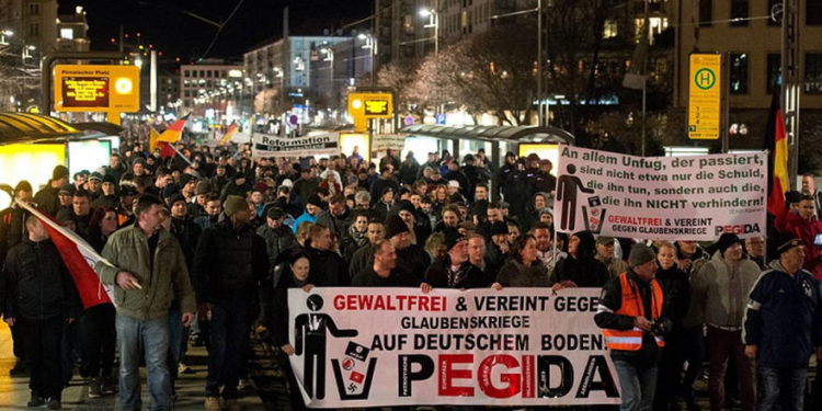 Una marcha de PEGIDA en Dresde en 2015 | Archivos: EPA / Arno Burgi