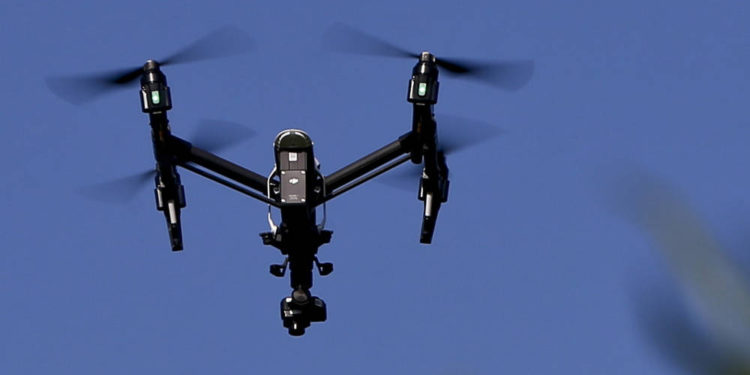 ILUSTRATIVO: en esta foto de archivo del 11 de julio de 2018, un dron equipado con una cámara térmica sobrevuela las plantas en el Centro de Educación Ambiental Jennings del Departamento de Recursos Naturales de Pensilvania el 11 de julio de 2018 en Slippery Rock, Pensilvania (AP Photo / Keith Srakocic, Archivo)