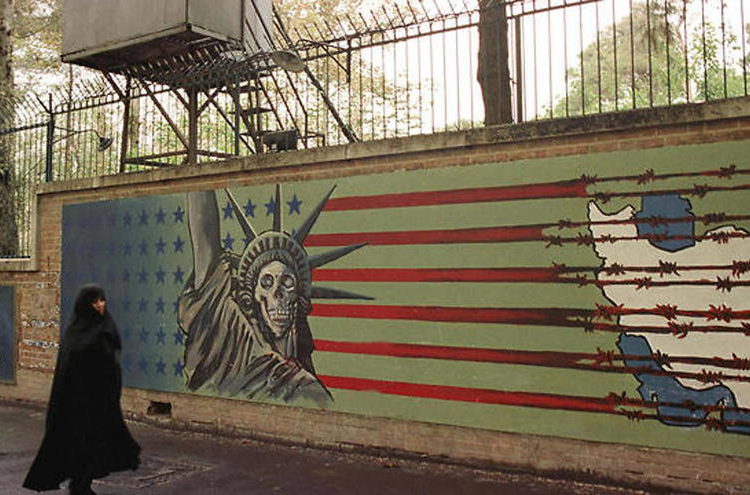 Una mujer iraní pasa junto a un mural antiestadounidense en la antigua embajada estadounidense en Teherán, el 3 de noviembre de 1999.