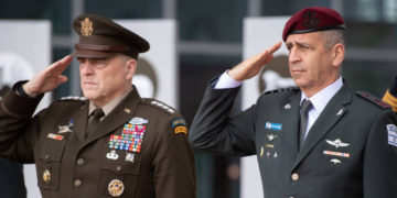 El presidente del Estado Mayor Conjunto de EE. UU., El general Mark Milley, a la izquierda, y el jefe de personal de las Fuerzas de Defensa de Israel, el teniente general Aviv Kohavi, a la derecha, en una ceremonia en la sede de las FDI en Tel Aviv, el 24 de noviembre de 2019. (FDI)