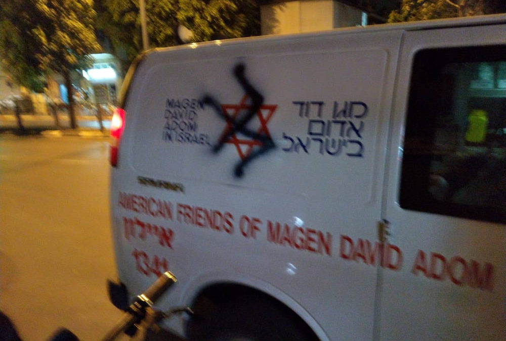 Una esvástica pintada en una ambulancia Magen David Adom en Tel Aviv el 15 de noviembre de 2019. (cortesía de MDA)