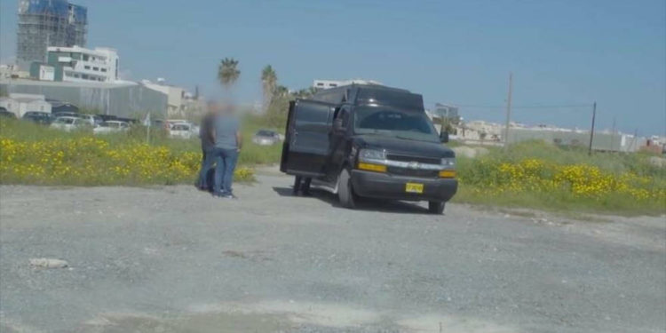 Una camioneta espía, propiedad de un exoficial de inteligencia israelí, que fue detenida en Chipre. - AFP