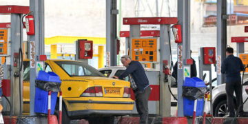 Los iraníes llenan sus vehículos en una estación de servicio en Teherán, el 15 de noviembre de 2019. (STR / AFP)