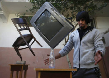 Mohammed al-Shenbari demuestra su habilidad en el patio de su casa en Beit Hanoun, al norte de Gaza, el miércoles | Foto: AP / Hatem Moussa