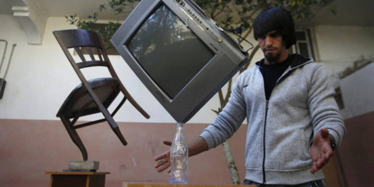 Mohammed al-Shenbari demuestra su habilidad en el patio de su casa en Beit Hanoun, al norte de Gaza, el miércoles | Foto: AP / Hatem Moussa