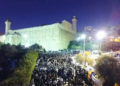 Miles se reúnen alrededor de la Tumba de los Patriarcas en Hebrón para Shabat Chayei Sarah. (crédito de la foto: FDI)