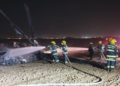 Los bomberos trabajan para extinguir un incendio en un helicóptero que realizó un aterrizaje de emergencia en un campo en las afueras de Rahat en el desierto de Negev el 26 de noviembre de 2019. (Servicios de bomberos y rescate)