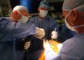 Los médicos en el Hospital Hadassah realizan la cirugía para insertar Agili-C en la curación de un paciente (Crédito de la foto: cortesía)