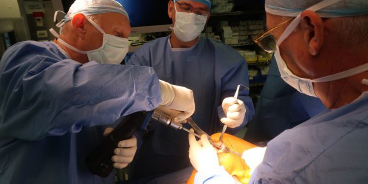 Los médicos en el Hospital Hadassah realizan la cirugía para insertar Agili-C en la curación de un paciente (Crédito de la foto: cortesía)