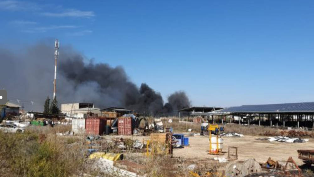 Un incendio envuelve un granero de heno y amenaza a los establos en la aldea de Yesodot, en el sur de Israel, el 18 de noviembre de 2019. (Servicios de bomberos y rescate)