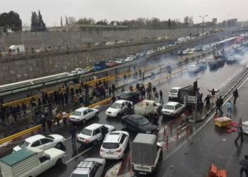 Las personas detienen sus automóviles en una carretera para mostrar su protesta por el aumento del precio de la gasolina en Teherán, Irán, 16 de noviembre de 2019 (crédito de la foto: REUTERS)