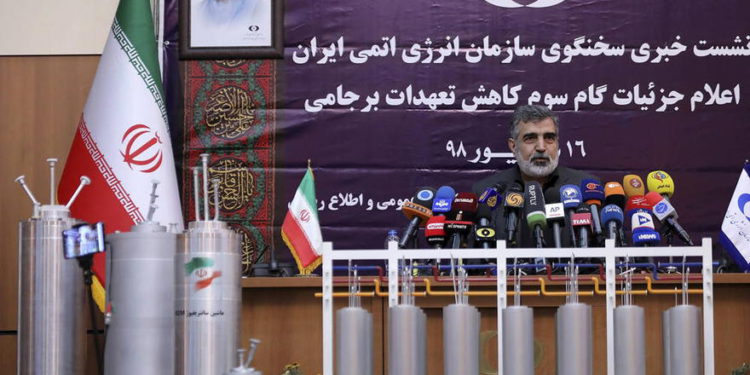 En esta foto publicada por la Organización de Energía Atómica de Irán, el portavoz de la organización Behrouz Kamalvandi habla en una rueda de prensa mientras se muestran centrifugadoras avanzadas frente a él, en Teherán, Irán, el 7 de septiembre de 2019 (Organización de Energía Atómica de Irán a través de AP )