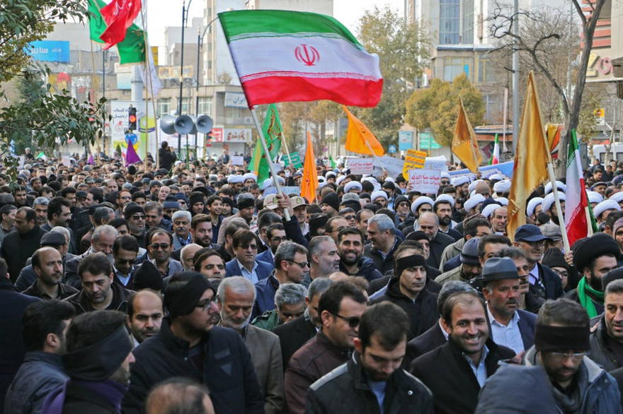 Los iraníes ondean banderas nacionales durante una protesta en apoyo del gobierno y líder supremo de la República Islámica, el ayatolá Ali Khamenei, en la ciudad noroccidental de Ardabil el 20 de noviembre de 2019, cuando el presidente Hassan Rouhani dice que el pueblo del país había derrotado una "conspiración enemiga" detrás Una ola de violentas protestas callejeras. (STR / AFP)
