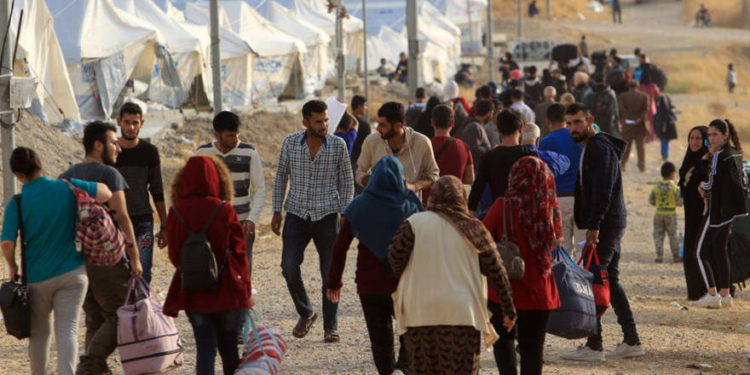 Familias desplazadas sirias, que huyeron de la violencia después de la ofensiva turca. (Crédito de la foto: REUTERS)