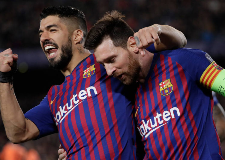 Lionel Messi de Barcelona, ​​derecha, y Luis Suárez, izquierda, celebran después de un gol de Messi en Barcelona, ​​España, 13 de marzo de 2019. (Foto AP / Emilio Morenatti)