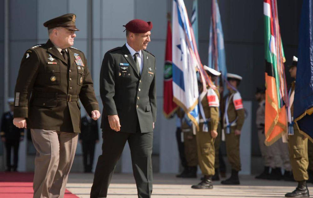 El presidente del Estado Mayor Conjunto de EE. UU., El general Mark Milley, a la izquierda, y el jefe de personal de las Fuerzas de Defensa de Israel, el teniente general Aviv Kohavi, a la derecha, en una ceremonia en la sede de las FDI en Tel Aviv, el 24 de noviembre de 2019. (FDI)