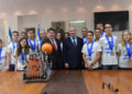 El primer ministro Benjamin Netanyahu (centro derecha) y el ministro de Ciencia, Ofir Akunis, saludan a la delegación adolescente israelí a su regreso de las 'Olimpiadas de robótica' no oficiales en Dubai. (Kobi Gideon / GPO)