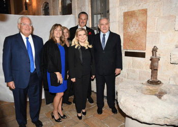 El embajador de Estados Unidos en Israel, David Friedman, con el primer ministro Benjamin Netanyahu y su esposa, Sara | Foto: GPO / Amos Ben Gershom
