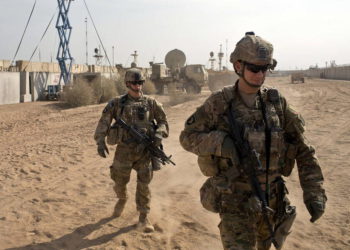 En esta foto de archivo del 9 de noviembre de 2016, los soldados del Ejército de EE. UU. Se mueven a través de la base de la Coalición Oeste de Qayara en Qayara, a unos 50 kilómetros al sur de Mosul, Irak. (AP / Marko Drobnjakovic)