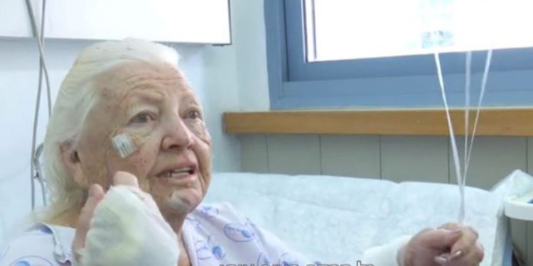 La mujer israelí Olga Luria, que celebró su 88 cumpleaños en el hospital después de ser herida en un ataque con cohetes, el 14 de noviembre de 2019. Foto: captura de pantalla.