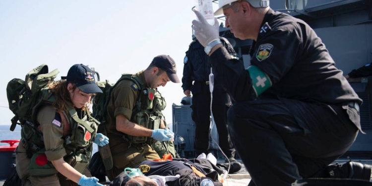 Marineros israelíes simulan proporcionar asistencia médica durante el ejercicio "Crystal Sea 2020" de la OTAN | Foto: Unidad del Portavoz de las FDI